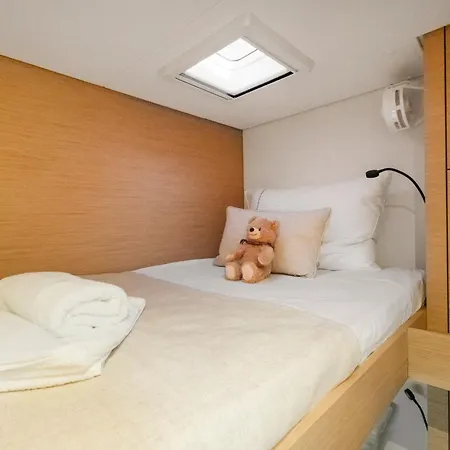 Dione Catamaran Bådhotel