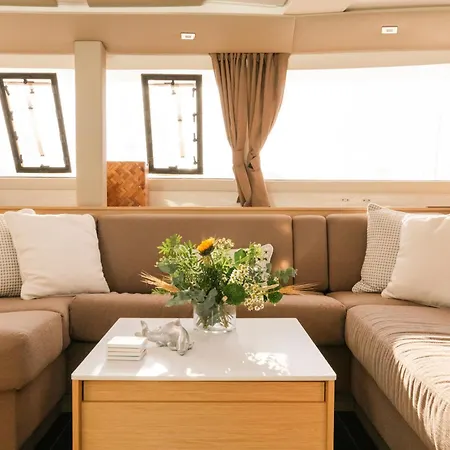 Dione Catamaran Bådhotel