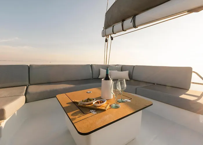 Dione Catamaran Bådhotel