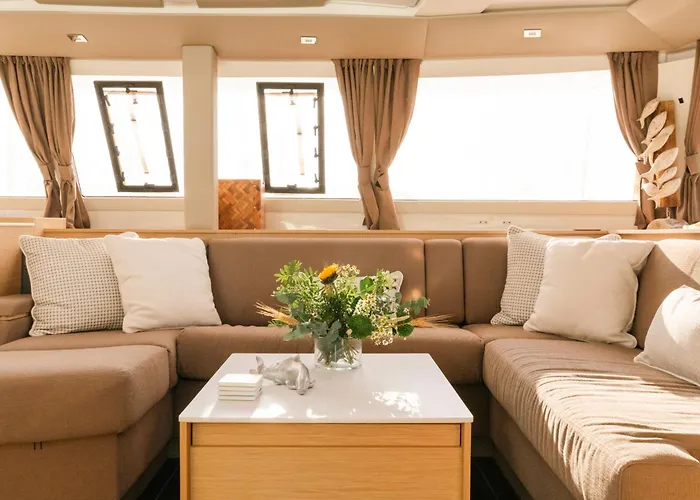 Dione Catamaran Bådhotel