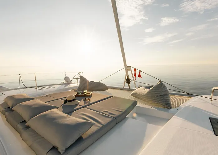 Dione Catamaran Bådhotel *