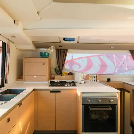 Hotel en barco Dione Catamaran