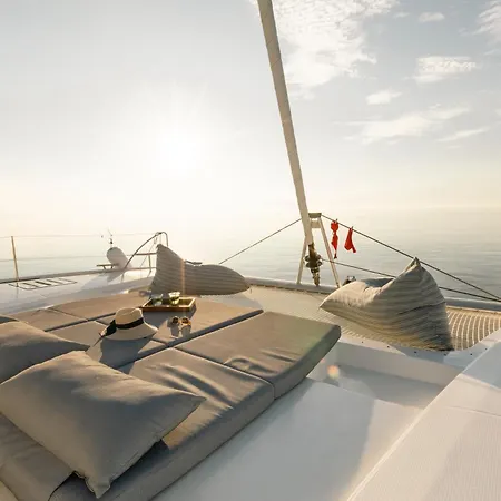 Dione Catamaran Hotel en barco *